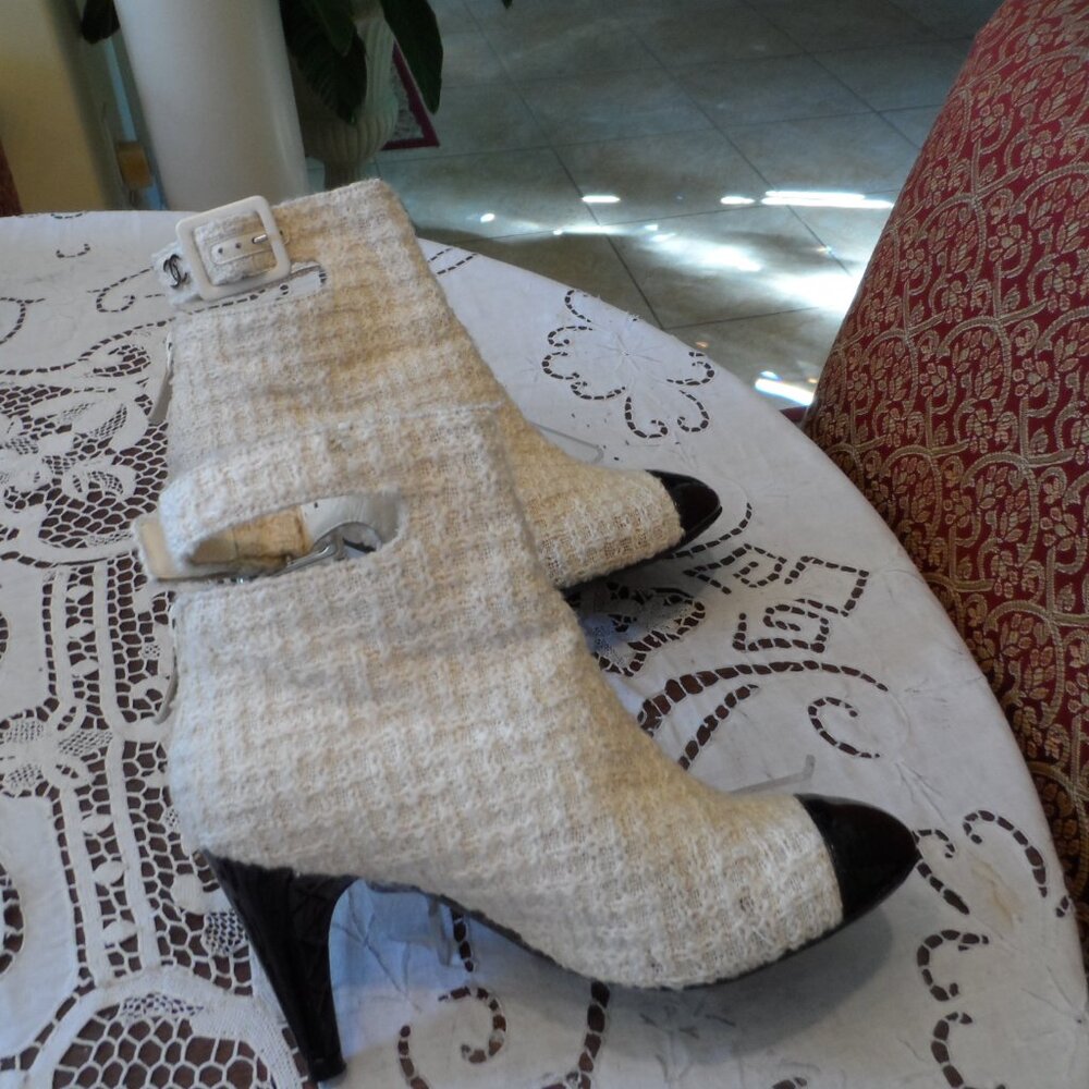 Chanel Ivory/Black Wool Tweed-Patent Leather Ankle Boots w/Buckle-Logo Size 39.5 - Picture 10 of 16